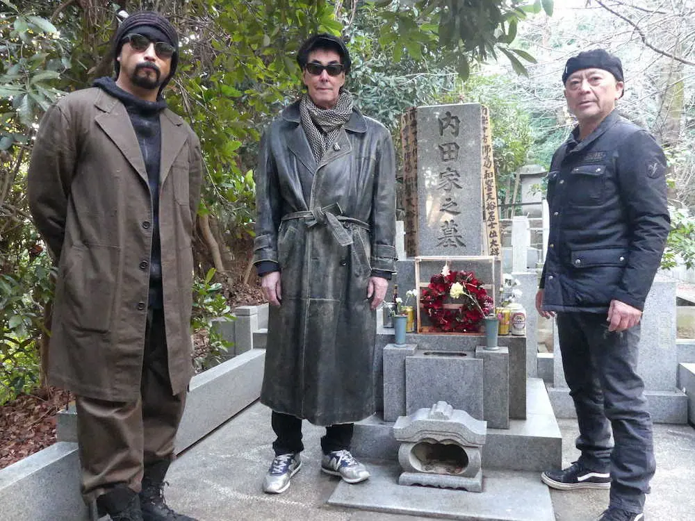 内田裕也さんの墓前で「新生ニューイヤー」の成功を誓ったHIRO、鮎川誠、仲野茂（左から）