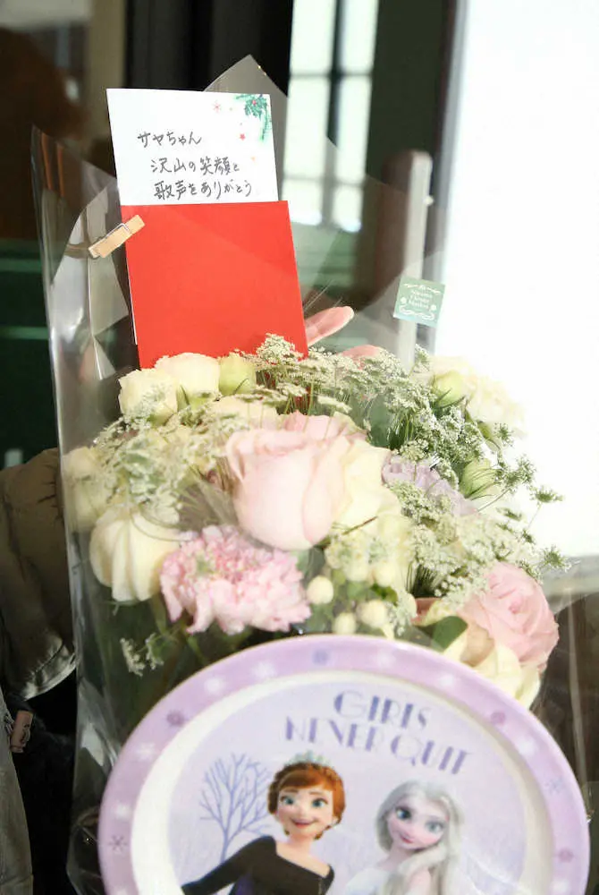 札幌市内の劇場の入り口に供えられたメッセージと花束