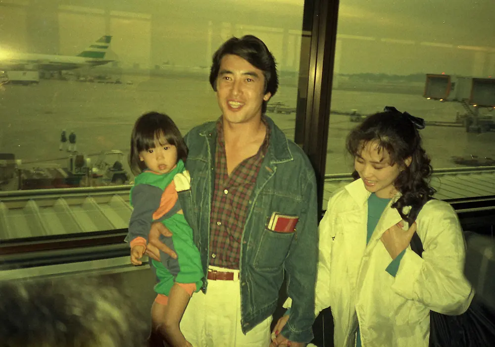 88年、ハワイ旅行から笑顔で帰国する神田正輝、松田聖子（右）、沙也加さん
