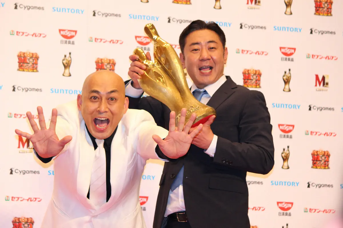 「M-1グランプリ2021」で優勝した「錦鯉」の長谷川雅紀（左）と渡辺隆