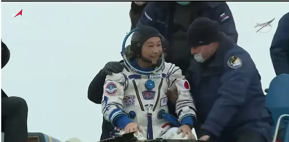 【画像・写真】前澤友作氏　地球に帰還　両手を振り元気な姿見せる　国際宇宙ステーションからソユーズ宇宙船で
