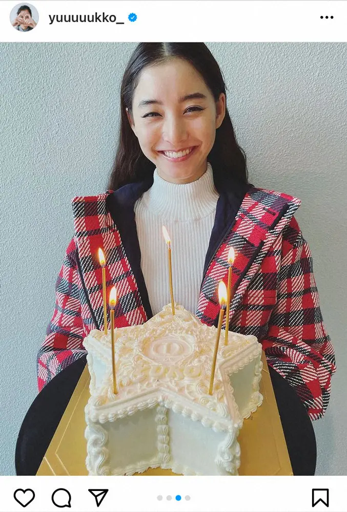 【画像・写真】新木優子　Diorの超ゴージャス星形誕生日ケーキ手にニッコリ　ファン「こんなケーキ初めて見た」