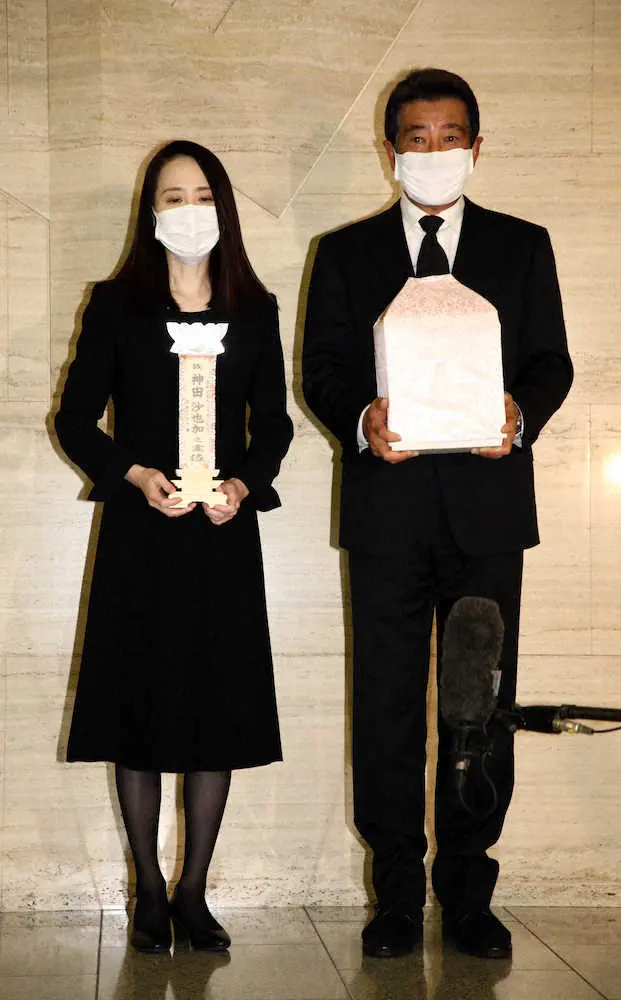 神田沙也加さんの骨箱と位牌を抱き囲み会見時応じる松田聖子と神田正輝