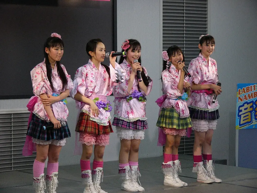 【画像・写真】ももクロ・玉井&佐々木　昼食は600円までのデビュー前　お世話になった電気店訪問し“感激”