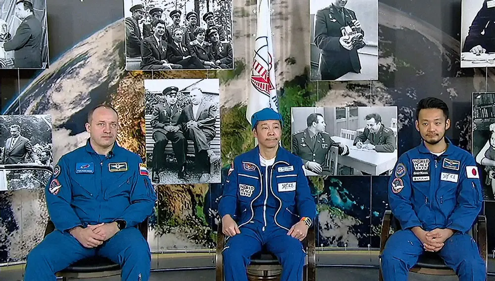 ガガーリン宇宙飛行士訓練センターで報告会見に出席した（左から）アレクサンダー・ミシュルキン宇宙飛行士、前澤友作氏、平野陽三氏（C）TASS/Roscosmos