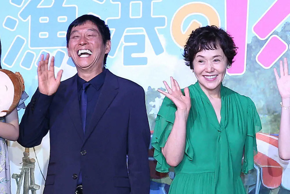 5月26日、劇場アニメ映画「漁港の肉子ちゃん」完成報告会で、笑顔を見せる明石家さんま（左）と大竹しのぶ