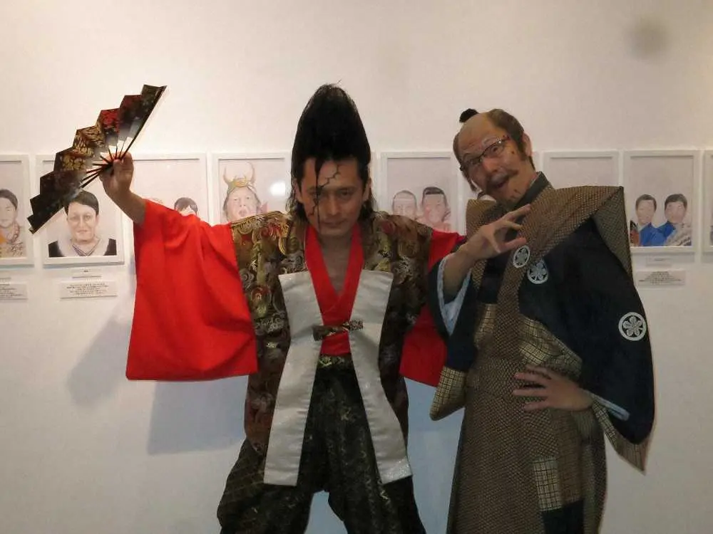 大阪・ミナミでアート個展「戦国大展覧会」をPRする“武将様”ことミサイルマン・岩部彰（左）と“ゴエ爺”こと浅越ゴエ