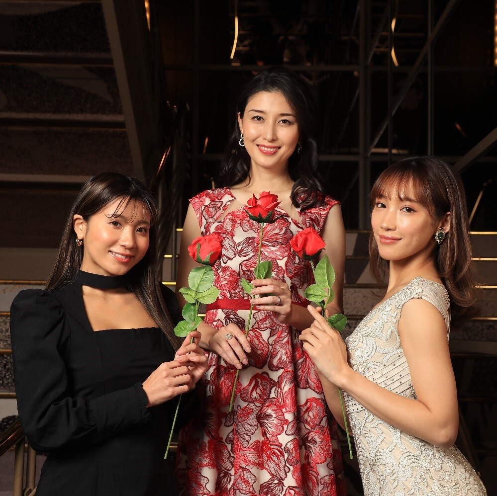 バラを手にポーズを取る（左から）葉月あや、橋本マナミ、岡田サリオ