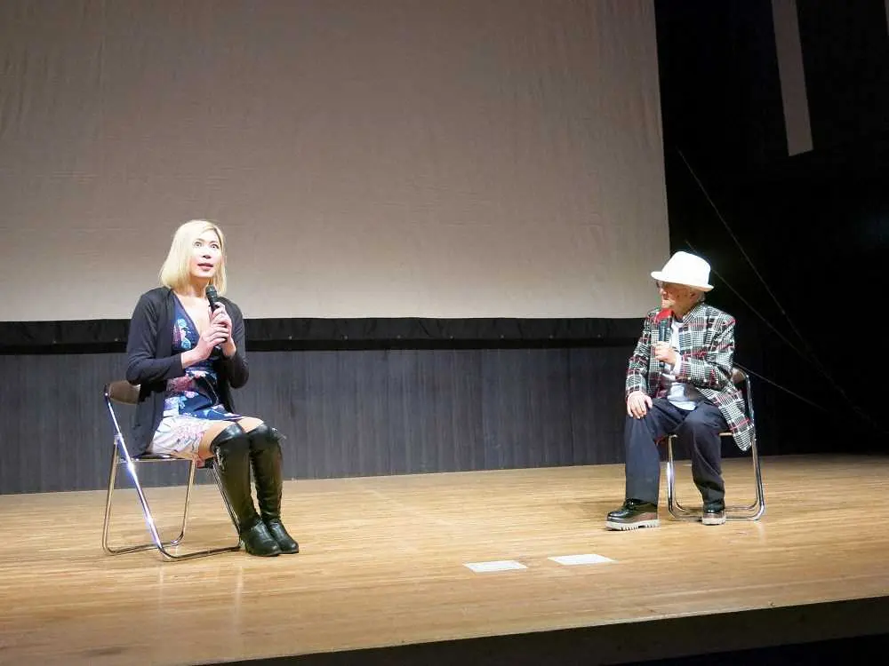 映画「SUPER　APARTMENT　WIFE」の完成記念試写会でトークする長崎アンナ（左）と浜村淳