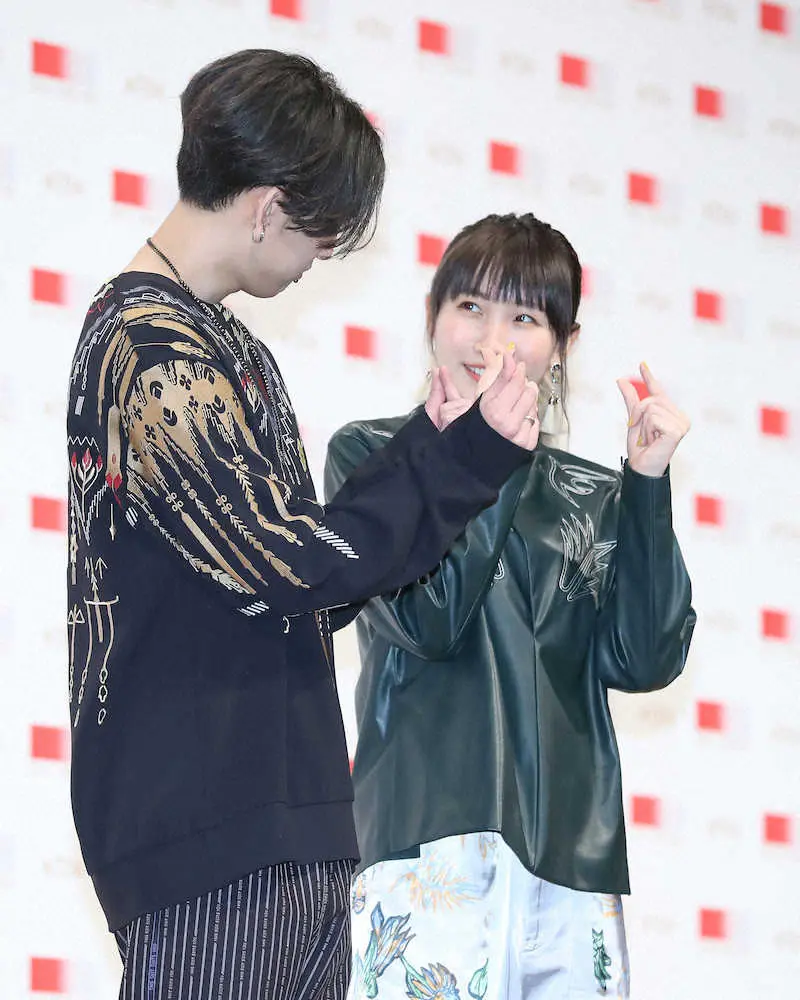 第72回nhk紅白歌合戦リハーサル フォトセッションでのポーズを決めるyoasobiのayaseとikura 幾田りら 撮影 河野 光希 30日 東京国際フォーラム スポニチ Sponichi Annex 芸能