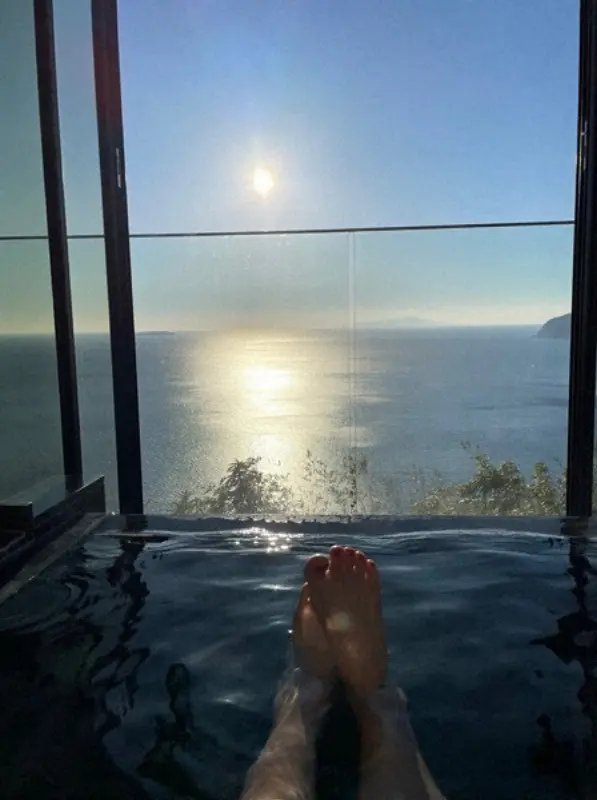 【画像・写真】辺見えみり　朝風呂しながら日の出一望ショット公開に「素敵なお宿」「最高やなぁ」「自然堪能！」