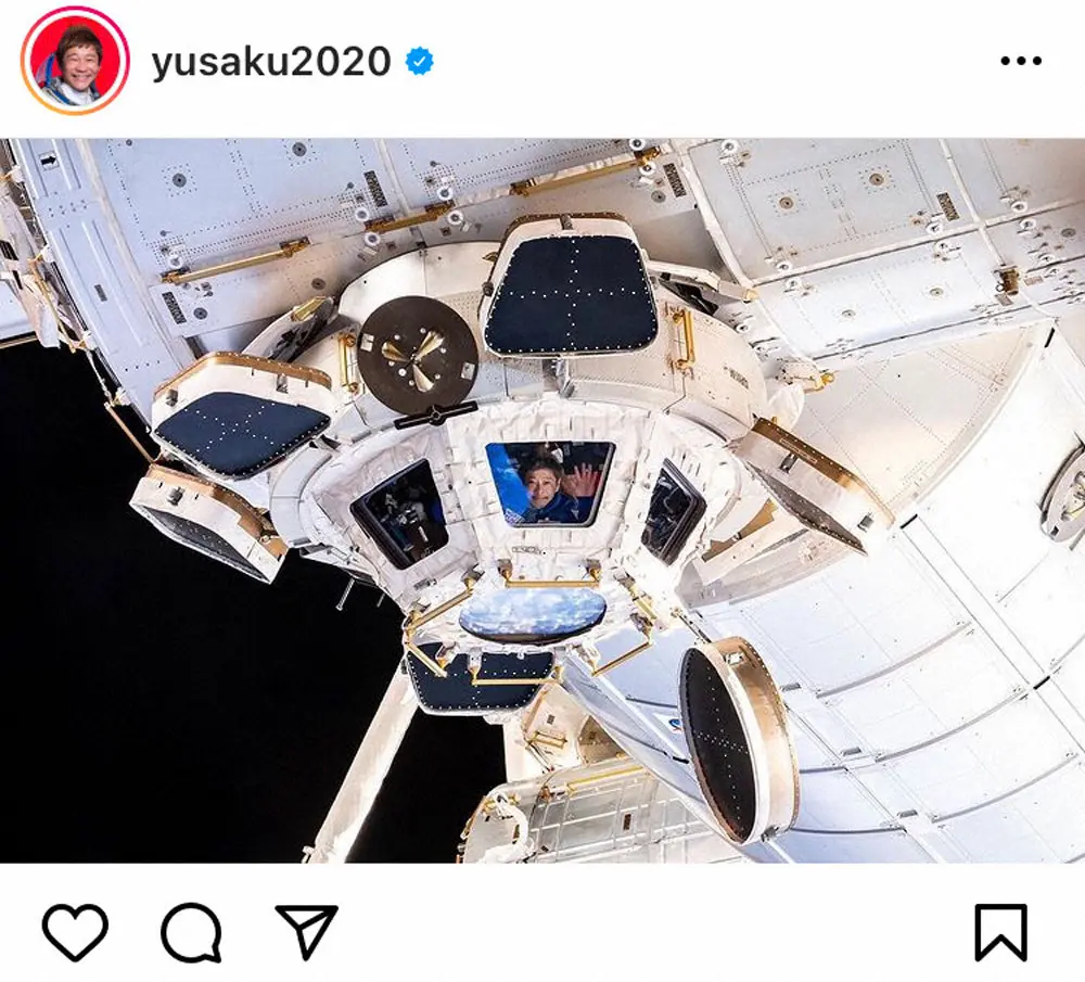 【画像・写真】前澤友作氏“宇宙から”ありがとう、2021年。――機体の窓から手を振る画像に「素晴らしい」の声