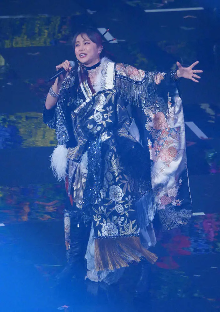 【画像・写真】【紅白】LiSAの艶やか美声で開幕！　ラインストーン光る和服衣装で初のトップバッター飾る