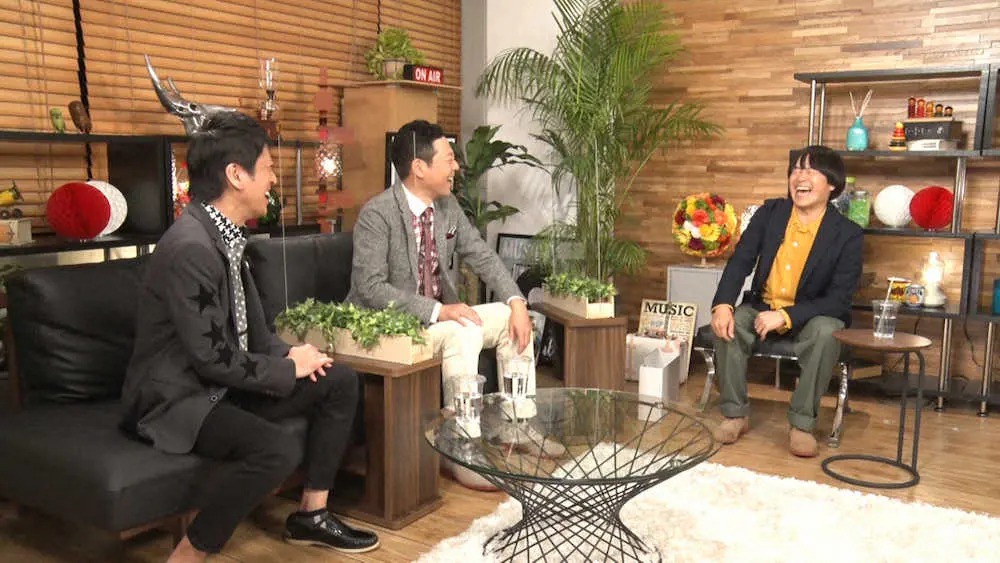 MBSテレビの正月特番「東野＆吉田のほっとけない人」で解散秘話を明かした蛍原徹（右）とMCの吉田敬（左）、東野幸治（中央）