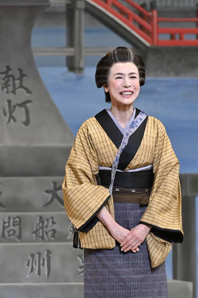【画像・写真】久本雅美　松竹新喜劇でよろちくび～　京都南座で開幕「新春お年玉公演」で初笑いの恒例ギャグ