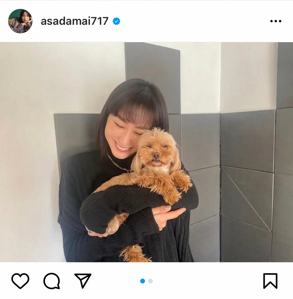 【画像・写真】浅田舞　愛犬抱きしめるキュートな笑顔ショットに「癒やされます」「美しい」の声