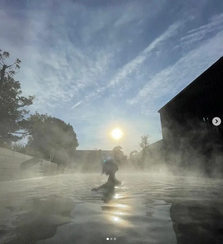 【画像・写真】森星　“芸術的”な入浴ショット公開！逆光の中、露天風呂に浮かぶボディーライン