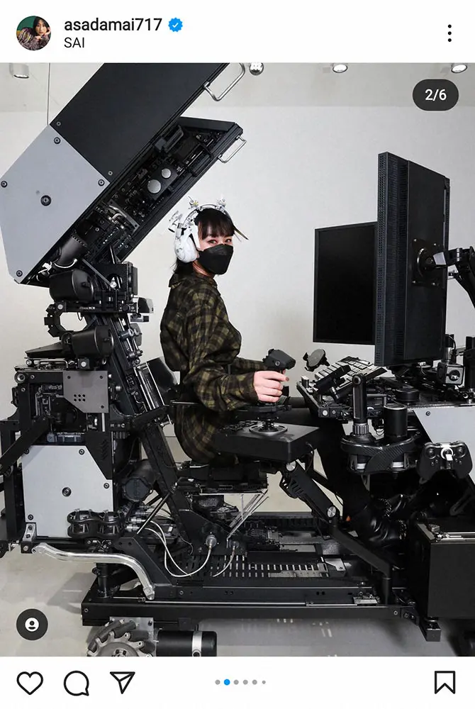 【画像・写真】浅田舞　造形作家・池内啓人氏の作品体験姿に「地球防衛軍ですね」「格好いい」の声