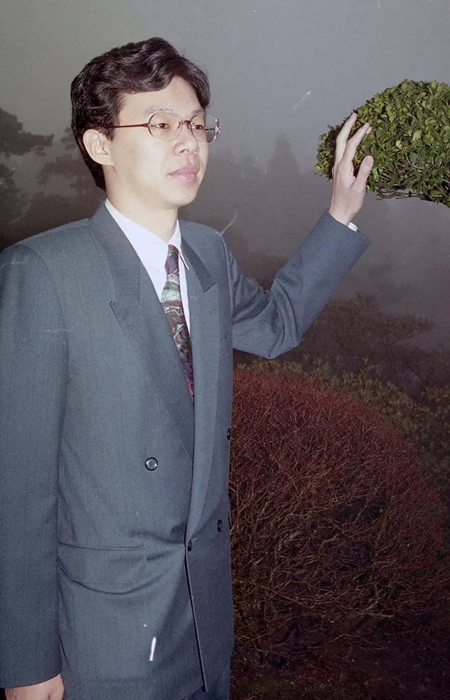 ＜第43期王将戦＞1994年3月、防衛から一夜明け、庭園を散歩する谷川浩司王将