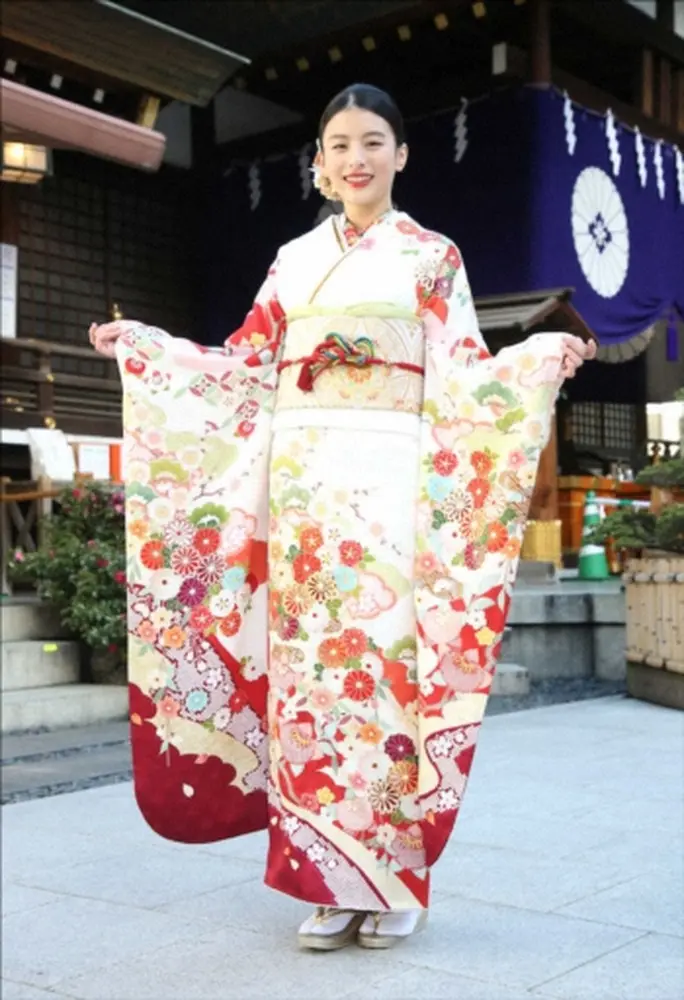 【画像・写真】20歳の出口夏希　晴れ着姿披露　初めてのビールの味は「お父さんのにおい」