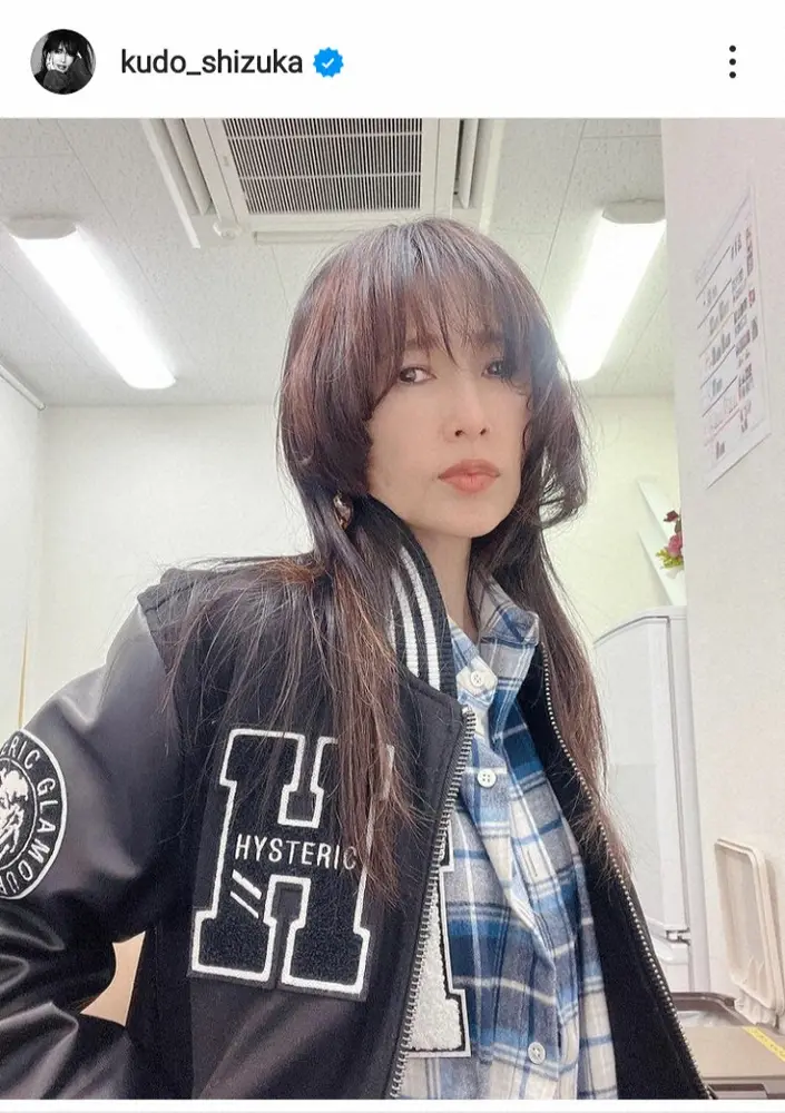 【画像・写真】工藤静香　カジュアルなブラック＆ブルーコーデ披露に「かっこいい～素敵すぎる」「キマってます」の声