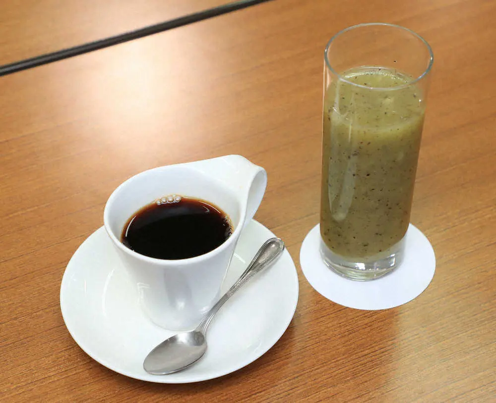 【画像・写真】王将戦第1局第1日　渡辺王将、午前のおやつはキウイジュース、藤井竜王は和菓子の「ふくうめ」