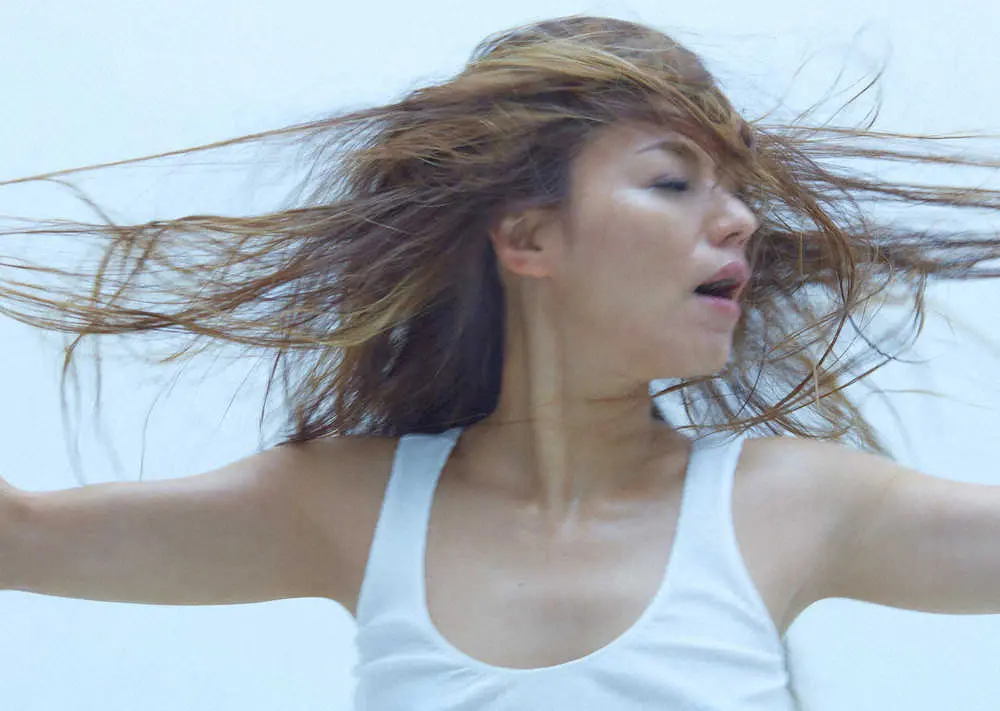 アリゾナ五郎氏がMAXのLINAを撮り下ろした写真集「Hair　Dance」