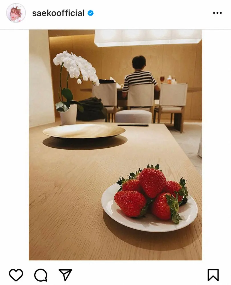 【画像・写真】紗栄子　胡蝶蘭といちごが映えるリビングで勉強する息子の写真公開　「素敵なお部屋」「成長が嬉しい」の声