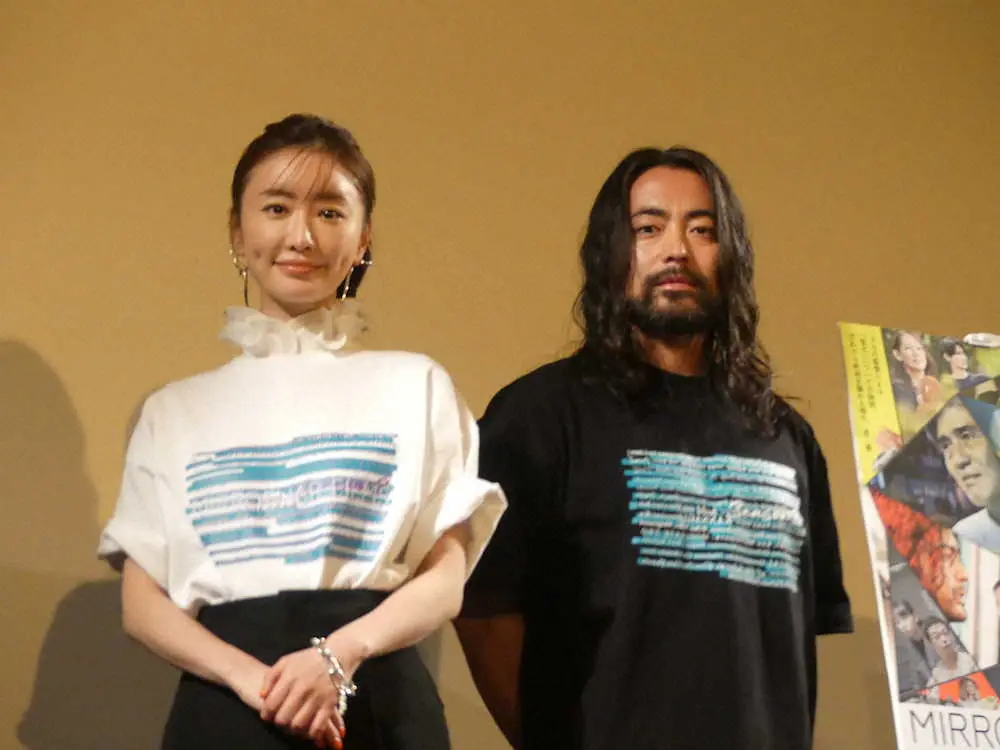 「MIRRORLIAR　FILMS」の完成披露試写会舞台あいさつに出席した山田孝之（右）と松本まりか