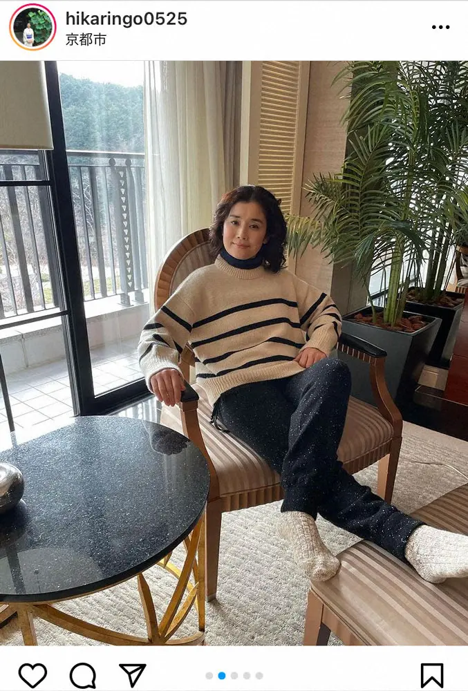 【画像・写真】石田ひかり「人のセーターを着て」足を伸ばすくつろぎショット　「貫禄が！」「人の…？」の声
