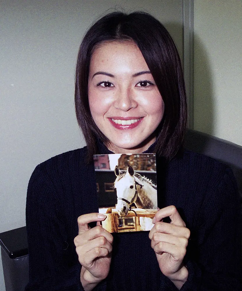 2000年、スポニチ本紙のインタビューで、お気に入りの「ラルフ号」の写真を披露した黒谷友香