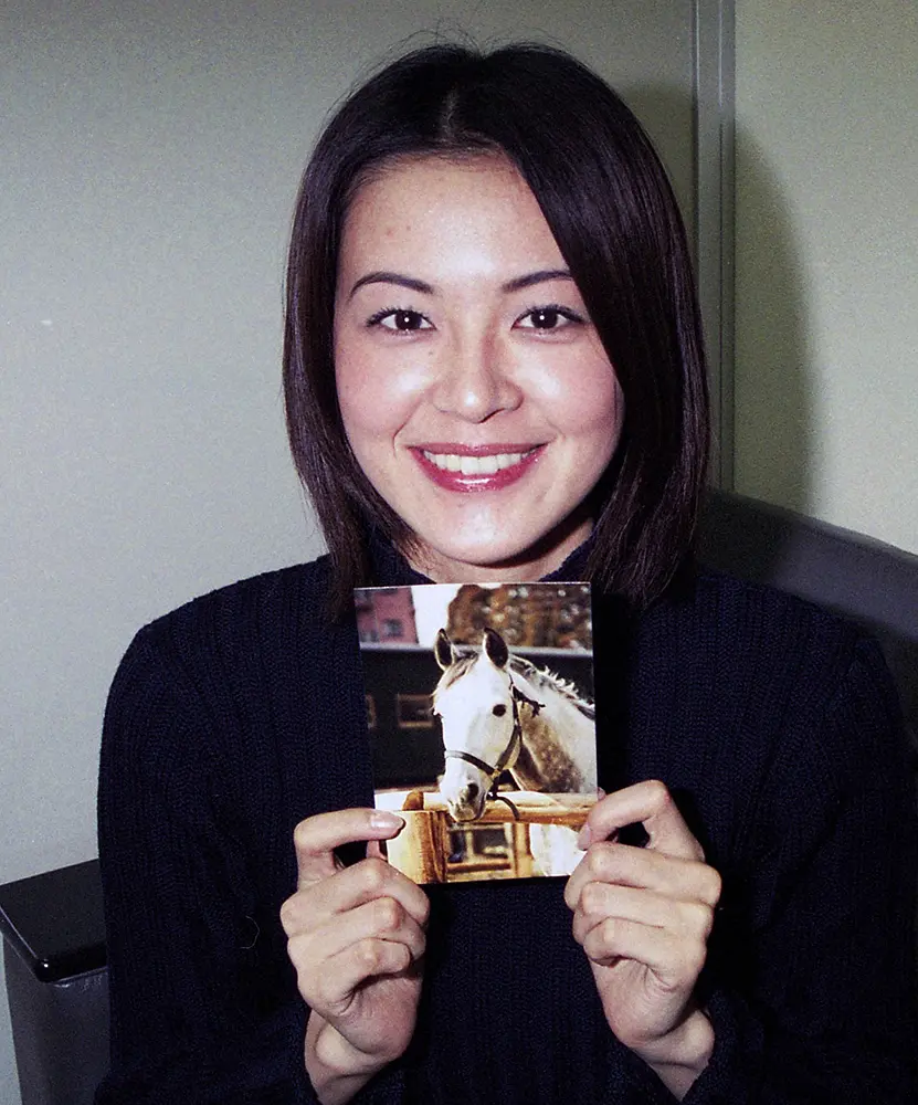 00年 スポニチ本紙のインタビューで お気に入りの ラルフ号 の写真を披露した黒谷友香 スポニチ Sponichi Annex 芸能