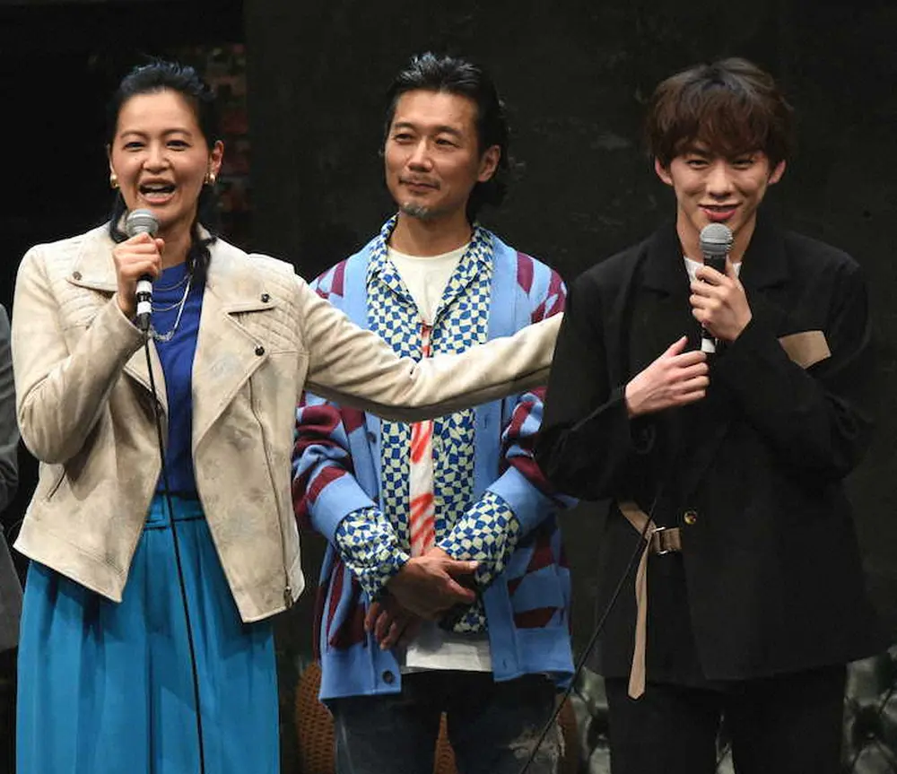 舞台「あの子より、私。」で初共演し、親子役を演じた主演の黒谷友香（左）とIMPACTorsの基俊介（右）
