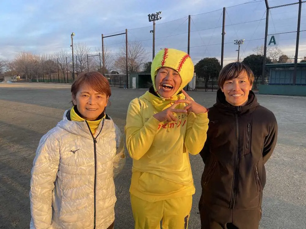 栃木市で行われたソフトボールの「みんなで1万本ノック」イベントに参加した（左から）宇津木妙子氏、はつぞのゾノ、山田恵里