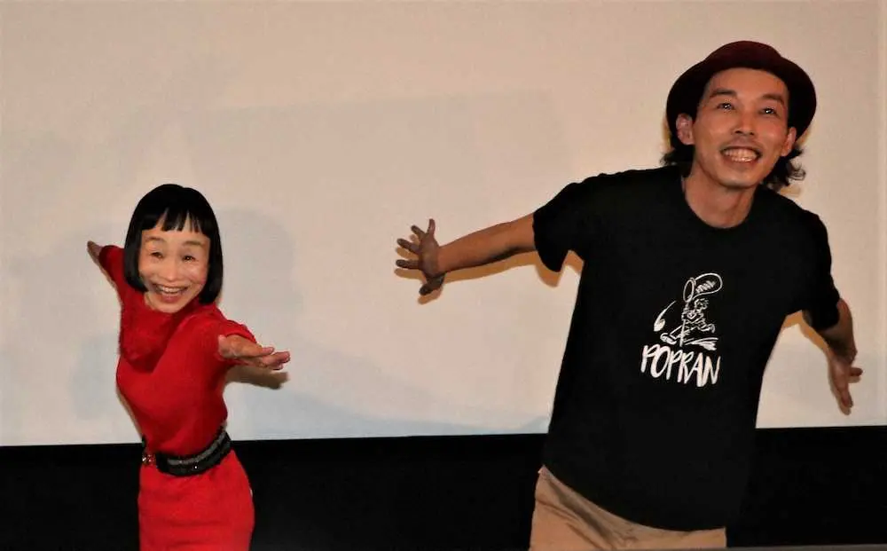大阪市内で舞台あいさつした竹原芳子（左）、上田慎一郎監督