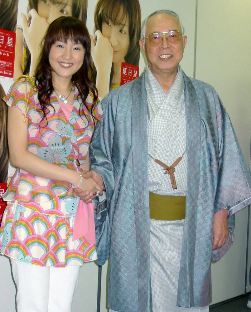 04年5月、孫・大沢あかね（左）の歌手デビュー記念イベントへ応援に駆けつけた大沢啓二氏