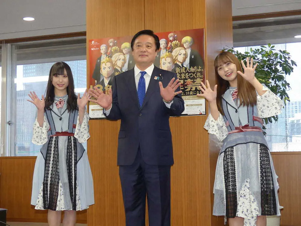 若宮内閣府特命担当相（中央）を表敬訪問したNMB48の梅山恋和（左）と本郷柚巴