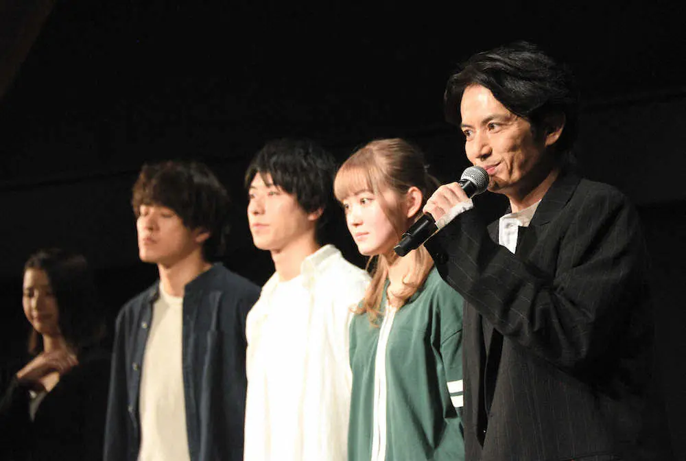 舞台「告白」でオリジナル作品の演出に初挑戦した佐藤アツヒロ（右端）と、出演したキャスト陣（左から）綺咲愛里、松島庄汰、谷佳樹、吉本実憂