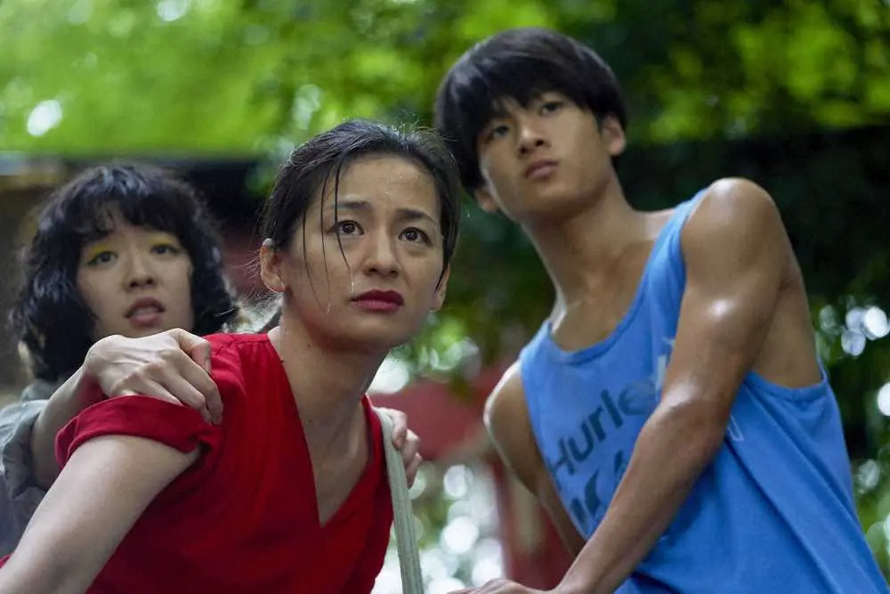 「茜色に焼かれる」の場面写真。（左から）片山友希、尾野真千子、和田庵（C）2021「茜色に焼かれる」フィルムパートナーズ