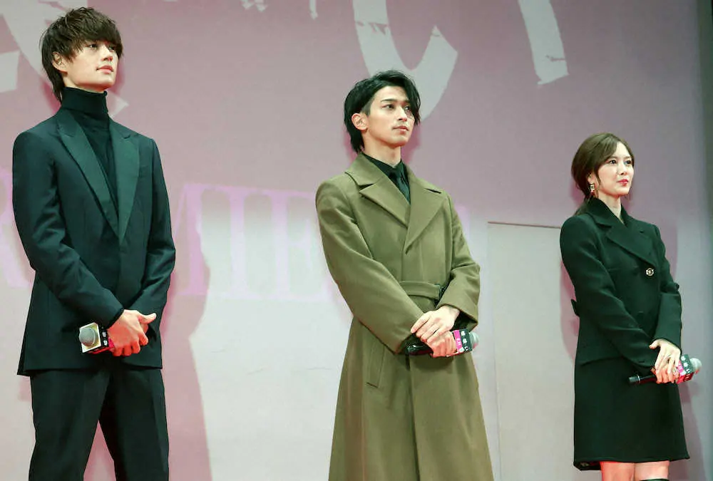 映画「嘘喰い」の完成披露試写会に出席した（左から）佐野勇斗、横浜流星、白石麻衣