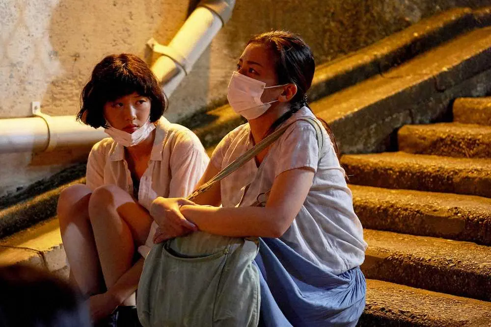 片山友希は撮影中、尾野真千子(右)の存在が支えになったという（C）2021「茜色に焼かれる」フィルムパートナーズ