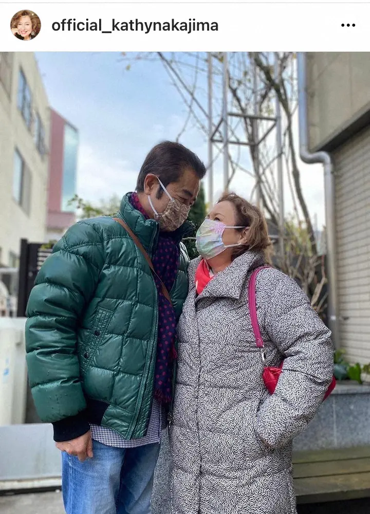 【画像・写真】キャシー中島　夫・勝野洋と愛娘・七奈美さんの墓参り　見つめ合う2ショットに「ほっこり」