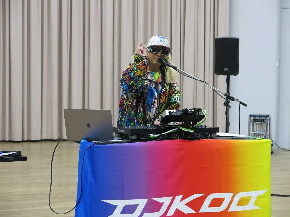 大阪芸術大で熱いパフォーマンスを披露したDJ　KOO