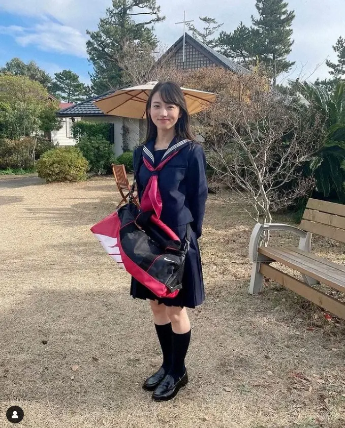 【画像・写真】清原果耶　セーラー服姿公開に「永久保存版」「無敵セーラー」「まだJKいけるぞ！」 
