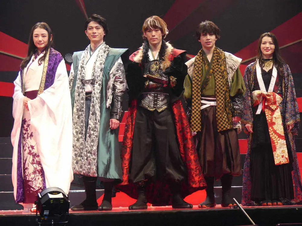 舞台衣装で気合の（左から）片山萌美、砂川脩弥、越岡裕貴、横原悠毅、矢島舞美