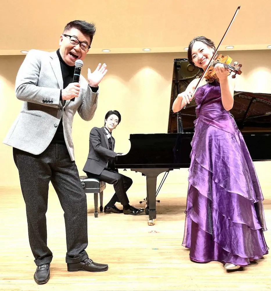 スクリーン名曲コンサートを開催した生島ヒロシ（左）と益子侑。中央はピアノの小瀧俊治