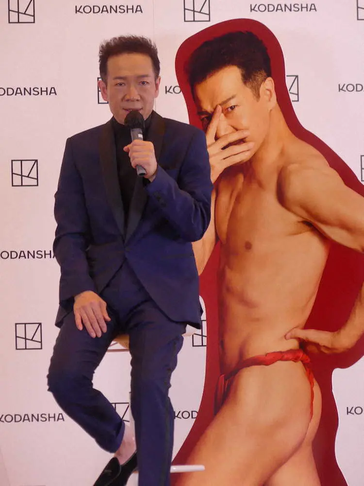 赤いふんどしを締めたショットをバックにトークする田原俊彦 スポニチ Sponichi Annex 芸能