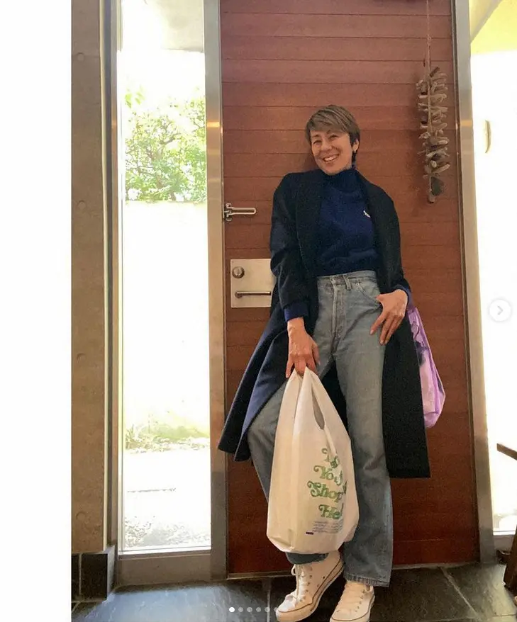 【画像・写真】RIKACO　501＆コンバースの80sコーデ披露に「足長すぎ」「カジュアルコーデ,今日も素敵」