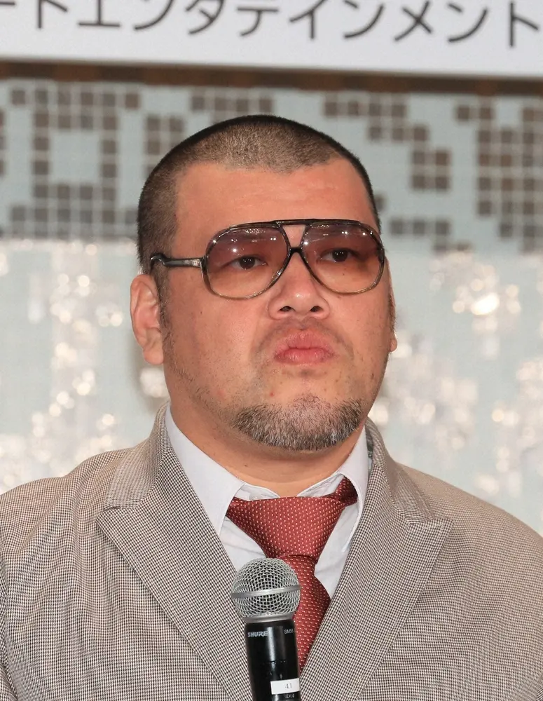 【画像・写真】野性爆弾・くっきー！タキシード姿でタバコを吸うダンディーな写真に「石原裕次郎の様な貫禄」「セクシー」