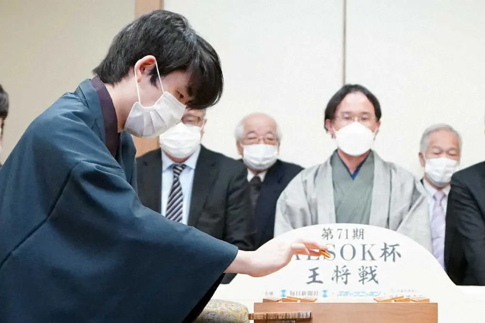 【画像・写真】渡辺王将反撃スタートか、藤井竜王のリード拡大か　戦型は「相掛かり」注目の王将戦第3局対局開始